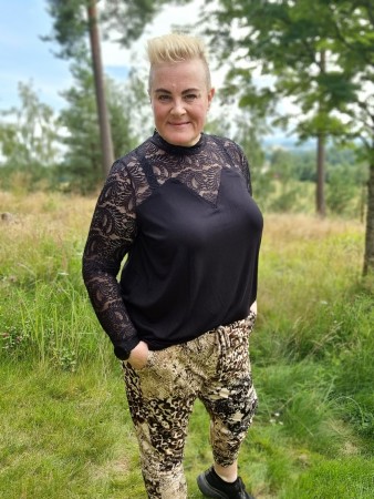 Jasmin bluse blondedetaljer Sort - Zoey 